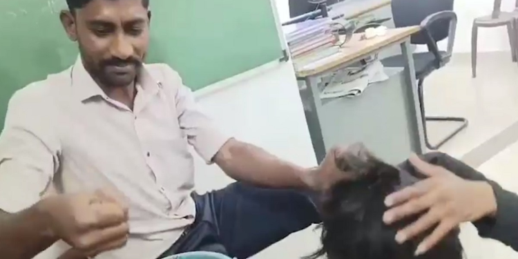 राजकोट: पुलिस स्टेशन के भीतर नाबालिग के साथ थर्ड डिग्री, तड़पता रहा शख्स, हंसता रहा पुलिसकर्मी