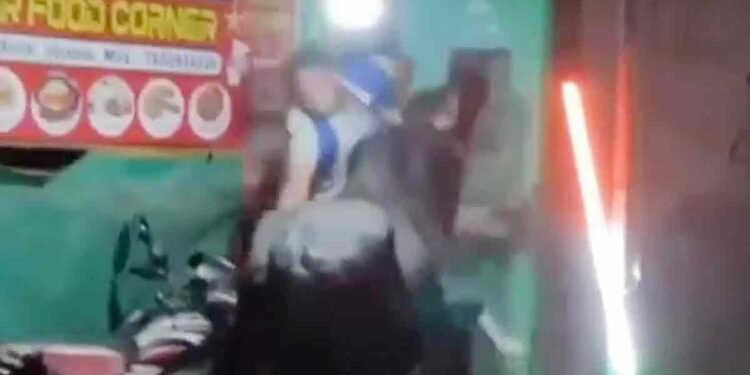 कटक में मूर्ति विसर्जन जुलूस के दौरान आवारा सांड का हमला, युवक को सींग से उठाकर पटका, Video