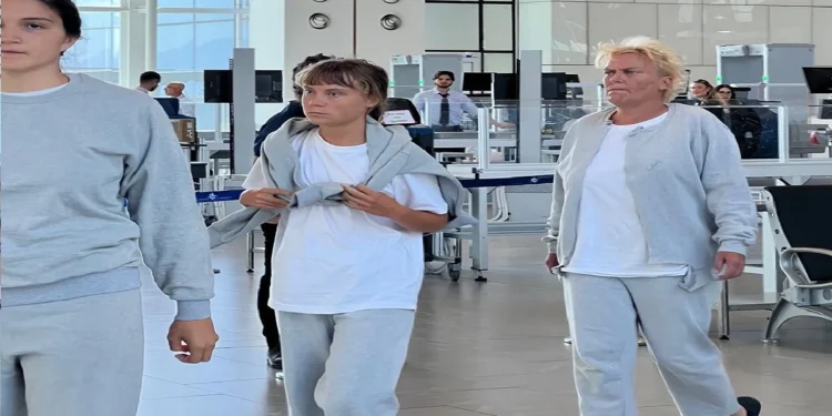 ग्रेटा थुनबर्ग और 170 गाजा कार्यकर्ताओं को इज़राइल ने जबरन भेजा, कहा- ‘सब नौटंकी’