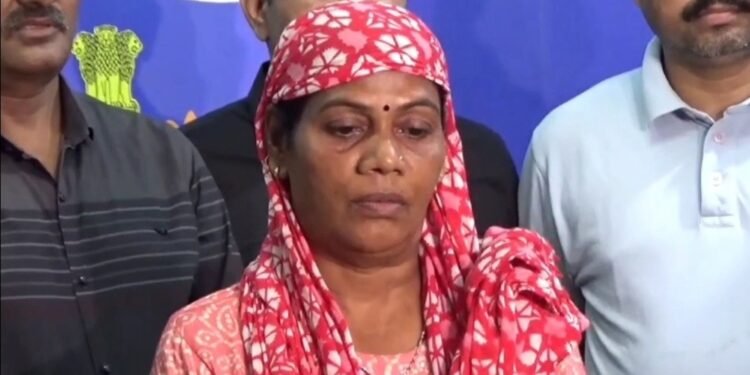 सो रहा था बच्चा, महिला आई और अपहरण कर चल दी, CCTV में कैद हुई घटना