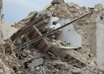 इंडोनेशिया में दिल दहलाने वाला हादसा: स्कूल ढहने से 61 छात्रों की मौत, दो अब भी लापता