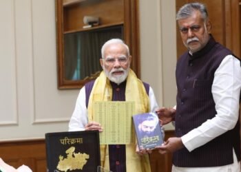 प्रहलाद पटेल ने PM मोदी को भेंट की ‘परिक्रमा-कृपा सार’, 108 नदियों के उद्गम का पवित्र जल भी सौंपा