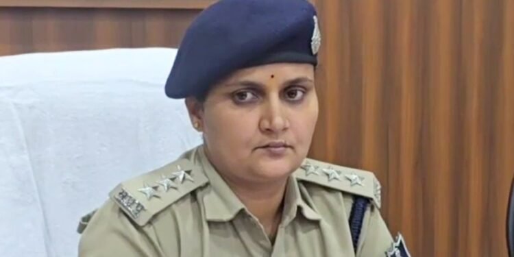 सिवनी हवाला लूट कांड: CSP पूजा पांडेय गोद में बच्ची को लिए कोर्ट में पेश, 10 पुलिसकर्मी 3 दिन की रिमांड पर