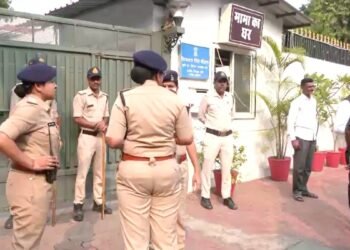 भोपाल में सियासी ड्रामा… जीतू पटवारी अचानक धान की बोरी लेकर पहुंचे केंद्रीय मंत्री शिवराज सिंह चौहान के घर, रास्ते भर हुई पुलिस से झड़प