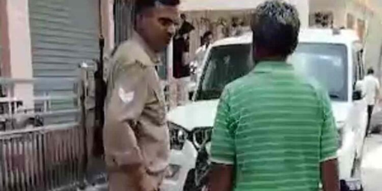 ललितपुर में शराबी पुलिसकर्मी ने मासूम पर तानी सरकारी बंदूक, SP ने लिया एक्शन