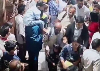 Mathura : बांके बिहारी मंदिर में श्रद्धालु की मौत, सीसीटीवी में कैद हुआ पूरा घटनाक्रम