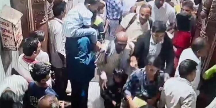 Mathura : बांके बिहारी मंदिर में श्रद्धालु की मौत, सीसीटीवी में कैद हुआ पूरा घटनाक्रम