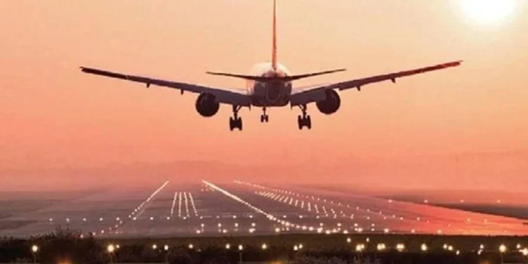 ब्रसेल्स से अमेरिका जा रहे हेगसेथ के विमान की खिड़की के शीशे में दरार, उड़ान को ब्रिटेन भेजा गया