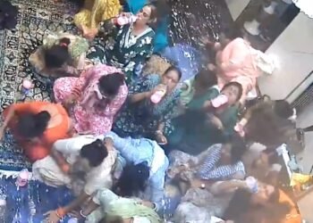 इंदौर में कमरा बंद कर 24 किन्नरों ने एक साथ गटक लिया फिनाइल… कुकर्म और ब्लैकमेलिंग से आ गए थे तंग, 4 आरोपियों पर FIR