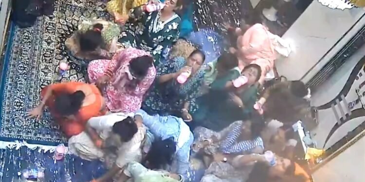 इंदौर में कमरा बंद कर 24 किन्नरों ने एक साथ गटक लिया फिनाइल… कुकर्म और ब्लैकमेलिंग से आ गए थे तंग, 4 आरोपियों पर FIR
