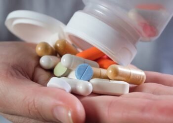 कफ सिरप कांड के बाद एक और कहानी… अब बच्चे की दवा में मिले कीड़े! ग्वालियर के अस्पताल में पूरा स्टॉक सील