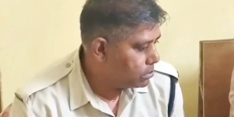 सिवनी में फिर पुलिस शर्मसार… हवाला लूट कांड में जहां गिरी 11 पुलिसकर्मियों पर गाज, वहीं का हेड कांस्टेबल घूस लेते गिरफ्तार