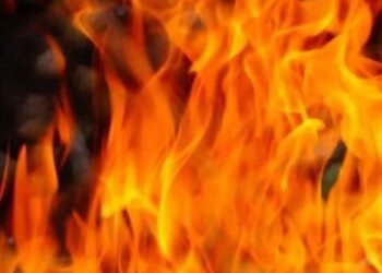 कैंडल और ग्लास की फैक्ट्री में धधकी आग… आठ घंटे की मशक्कत के बाद पाया जा सका काबू