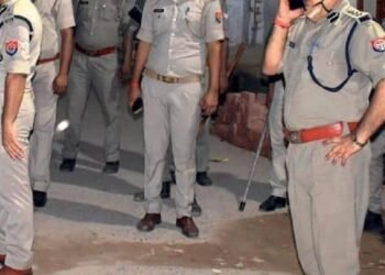 खिलौने वाली बंदूक लेकर घर में घुसे, बुजुर्ग महिला को को बाथरूम में बंदकर लूटे 5 लाख