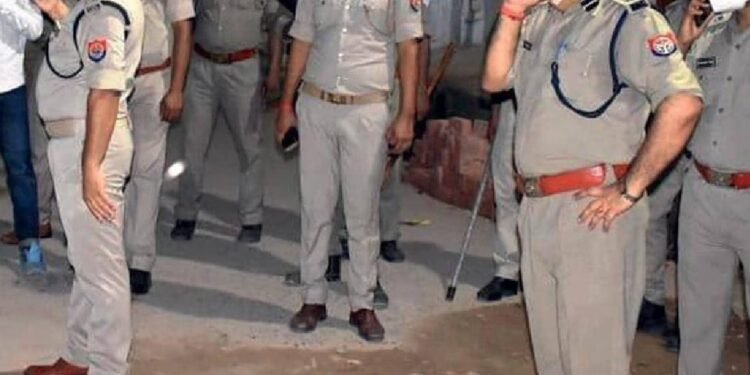 खिलौने वाली बंदूक लेकर घर में घुसे, बुजुर्ग महिला को को बाथरूम में बंदकर लूटे 5 लाख