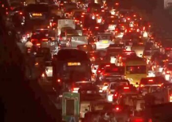 धनतेरस से पहले RUSH… दिल्ली, नोएडा और गुरुग्राम में हर तरफ दिखा जाम ही जाम
