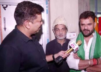 खेसारी लाल यादव ने छपरा से किया नामांकन, बोले- लालू यादव मेरे पिता समान