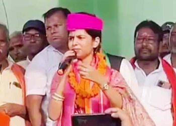 गायिका मैथिली ठाकुर ने अलीनगर सीट से भरा नामांकन, RJD के विनोद मिश्रा से होगा सीधा मुकाबला