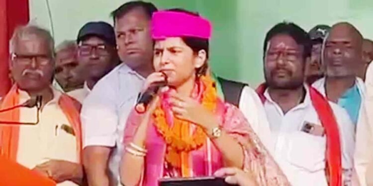 गायिका मैथिली ठाकुर ने अलीनगर सीट से भरा नामांकन, RJD के विनोद मिश्रा से होगा सीधा मुकाबला