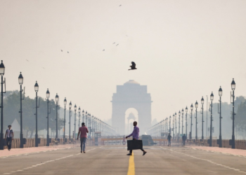 दिल्ली में ठंड की एंट्री! 19.6 डिग्री तक लुढ़का पारा, इस मौसम का सबसे ठंडा दिन रहा आज