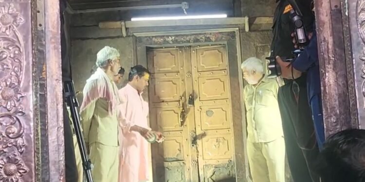 आधी सदी से बंद था बांके बिहारी मंदिर का विशेष कमरा… धनतेरस पर खुला ताला, जानें खजाने की क्या है कहानी