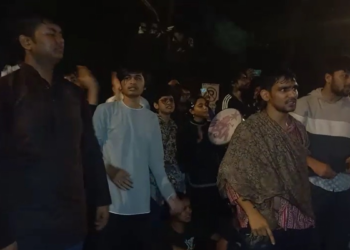 दिल्ली में जेएनयू छात्रों का प्रदर्शन… पुलिस से धक्का-मुक्की, हिरासत में लिए गए 28 छात्र