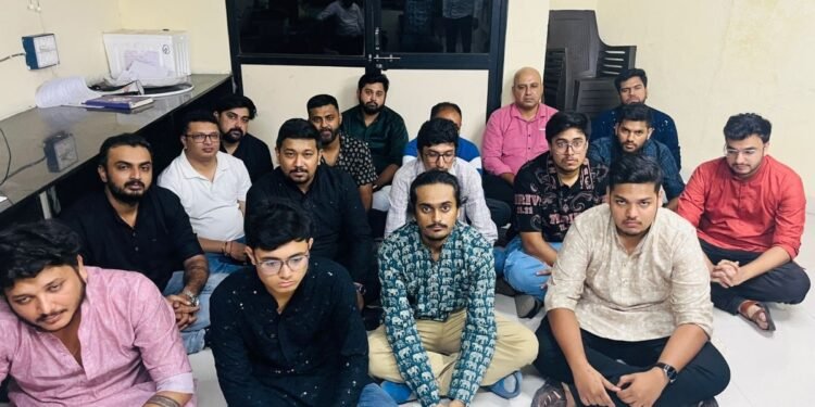 Surat: 11वीं मंजिल पर बिछी शराब की महफिल, पुलिस ने मारी रेड तो भागने लगे मेहमान, 17 लोग गिरफ्तार