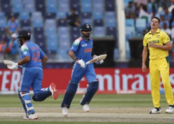 ऑस्ट्रेलिया के खिलाफ पहले ODI में भारत का संघर्ष, 136/9 पर सिमटी पारी –