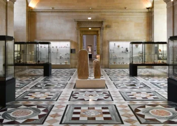 दुनिया के सबसे मशहूर Musée du Louvre में करोड़ों की चोरी, 7 मिनट में उड़ाए नेपोलियन के गहने