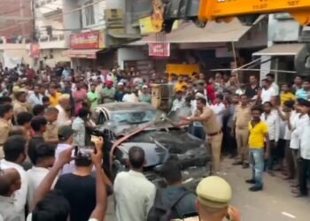प्रयागराज: Jaguar ने दिवाली की खरीदारी कर रहे लोगों को कुचला, एक की मौत, 6 लोग गंभीर रूप से घायल