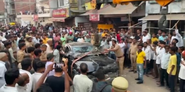 प्रयागराज: Jaguar ने दिवाली की खरीदारी कर रहे लोगों को कुचला, एक की मौत, 6 लोग गंभीर रूप से घायल