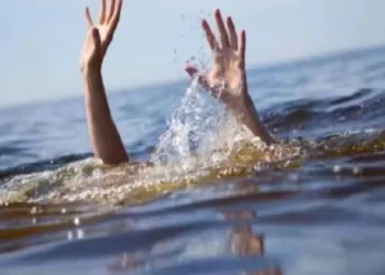 हांगकांग हवाई अड्डे के रनवे पर मालवाहक विमान फिसलकर समुद्र में गिरा, दो लोगों की मौत