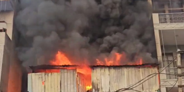 नरेला: जूते बनाने की फैक्ट्री में भीषण आग, मौके पर दमकल विभाग की 16 गाड़ियां