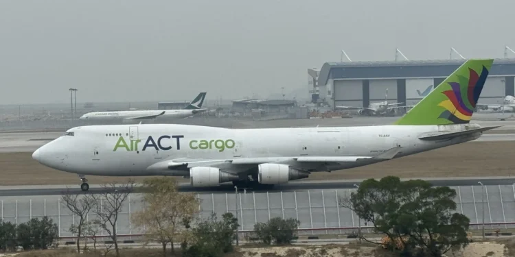 Hongkong में कार्गो विमान रनवे से फिसला, दो की मौत; ढाका एयरपोर्ट पर आग से लाखों डॉलर का नुकसान