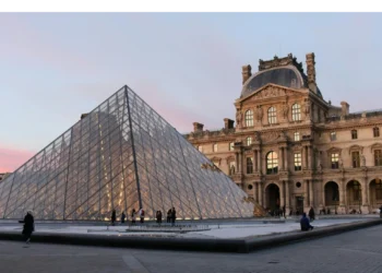 Louvre Museum में दिनदहाड़े चोरी: 7 मिनट में शाही गहने गायब, सुरक्षा पर उठे सवाल