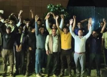 आगरा-लखनऊ एक्सप्रेसवे: 1100 रुपये बोनस मिलने पर भड़के कर्मचारी, लोगों को दे दिया ‘फ्री पास’ का तोहफा