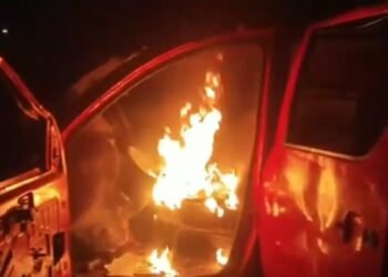 मारे पत्थर और फूंक डाली फायर ब्रिगेड की ही गाड़ी, 5 घरों की आग बुझाने पहुंचे थे दमकल कर्मी