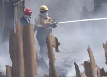 दिल्ली में दिवाली की रात 400 से ज्यादा फायर कॉल्स, ट्रांसपोर्ट नगर में बिल्डिंग राख