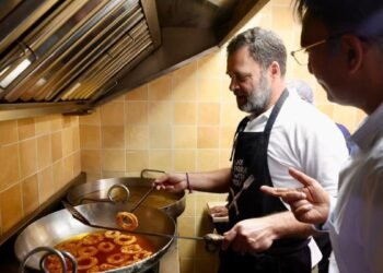 बिहार कांग्रेस संकट में और राहुल गांधी दिल्ली में इमरती छान रहे हैं