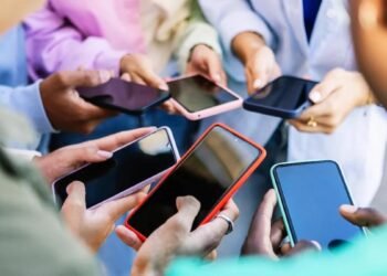 ट्रेन और रेलवे स्टेशनों पर उड़ा लेता था यात्रियों के मोबाइल, शातिर चोर के पास मिले ₹5 लाख के 35 फोन