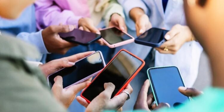 ट्रेन और रेलवे स्टेशनों पर उड़ा लेता था यात्रियों के मोबाइल, शातिर चोर के पास मिले ₹5 लाख के 35 फोन