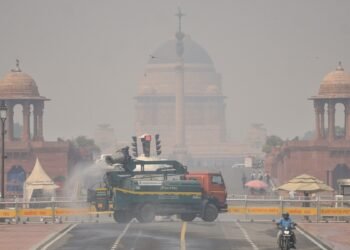 दिल्ली के प्रदूषण पर भिड़ीं BJP और AAP, मंत्री सिरसा ने लगाए गंभीर आरोप तो सौरभ भारद्वाज ने बताया ‘अनपढ़’