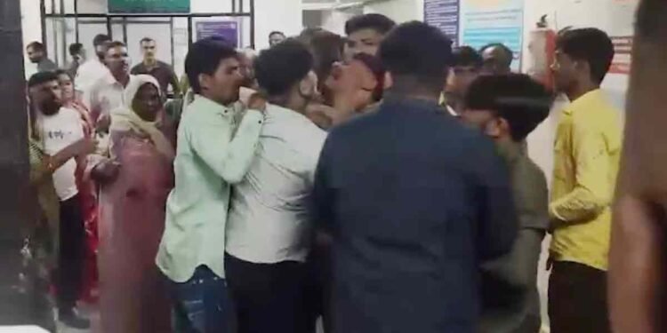 राजकोट: गाड़़ी टकराने को लेकर विवाद, मारपीट में दो सगे भाई समेत तीन की मौत, चार गिरफ्तार