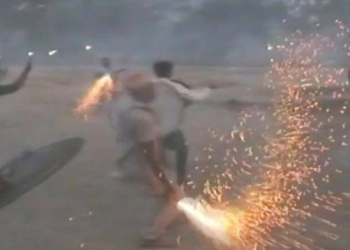 इंदौर: हिंगोट युद्ध में 30 से ज्यादा घायल, तुर्रा और कलंगी के योद्धाओं में चलती है परंपरा