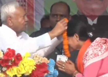 ‘गजब आदमी है भाई…’, रोकने पर भी CM नीतीश ने BJP की उम्मीदवार को पहनाई माला, तेजस्वी ने घेरा