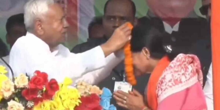 ‘गजब आदमी है भाई…’, रोकने पर भी CM नीतीश ने BJP की उम्मीदवार को पहनाई माला, तेजस्वी ने घेरा