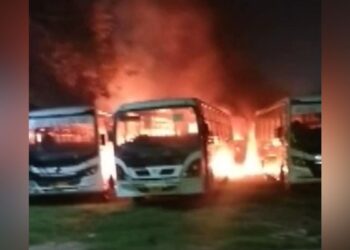 हरियाणा के रेवाड़ी में भीषण आग… खाली प्लॉट में खड़ी चार बसें जलकर खाक, देर रात मची अफरा-तफरी
