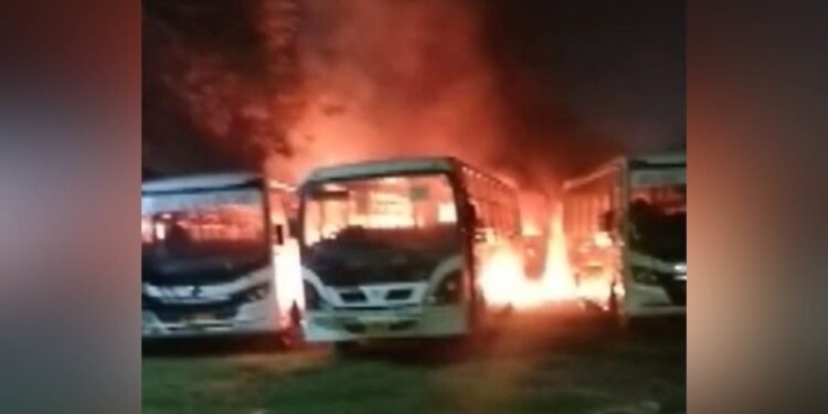 हरियाणा के रेवाड़ी में भीषण आग… खाली प्लॉट में खड़ी चार बसें जलकर खाक, देर रात मची अफरा-तफरी