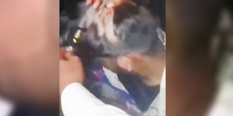 रात में प्रेमिका से मिलने पहुंचा प्रेमी पकड़ा गया… गांववालों ने जमकर पीटा और कर दिया मुंडन, नहीं हुई FIR