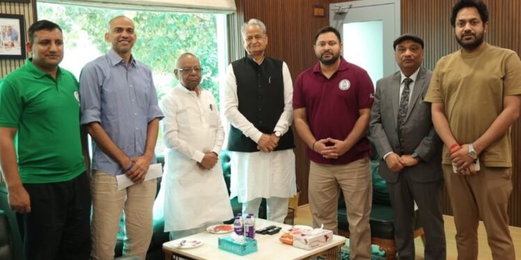 …तो गहलोत सुलझाएंगे महागठबंधन की गांठ? पटना पहुंचते ही तेजस्वी के साथ बंद कमरे में हुई मीटिंग